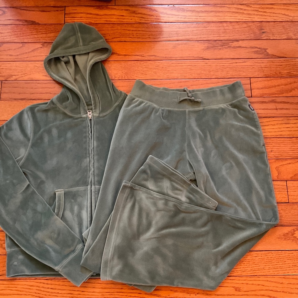 Girls Abercrombie velour sweat suit great condition no stains or signs of wear